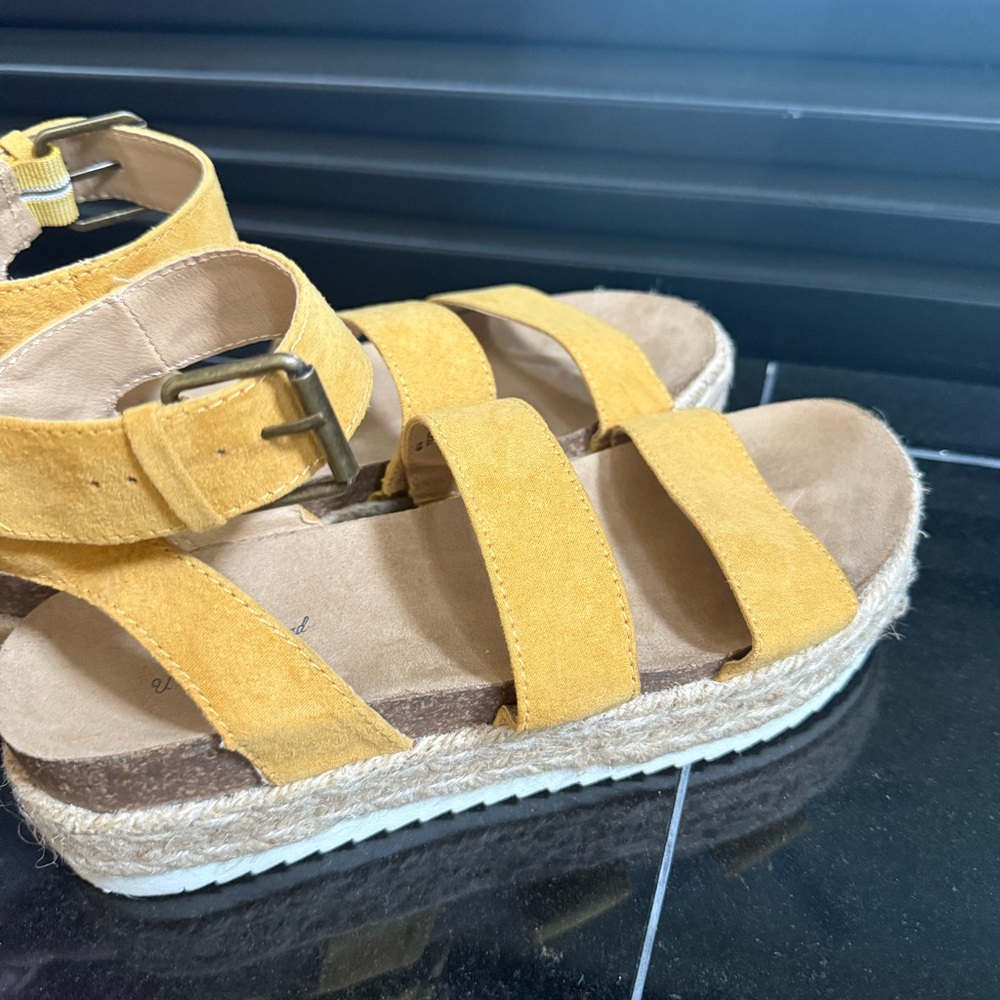 Universal Thread Yellow Espadrille Sandals women’s size 6.5 - Picture 3 of 5